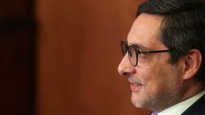 O secretário de Estado dos Assuntos Fiscais, António Mendonça Mendes, fala durante uma entrevista à agência Lusa, na sede do Ministério das Finanças, em Lisboa, 29 de março de 2021. O secretário de Estado dos Assuntos Fiscais, afirmou, em entrevista à Lusa, ser “expectável” que os reembolsos do IRS comecem este ano a ser processados mais cedo do que em 2020. (ACOMPANHA TEXTO DA LUSA O DIA 31 DE MARÇO DE 2021). TIAGO PETINGA/LUSA