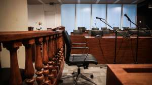 NOTA: POR QUESTÕES DE SEGURANÇA A SALA DE AUDIÊNCIA FOI MUDADAA cadeira onde se irá sentar o criador do Football Leaks, Rui Pinto (ausente da fotografia), durante o seu julgamento no Campus de Justiça de Lisboa, em Lisboa, 2 de setembro de 2020. Rui Pinto começa a ser julgado em 04 de setembro por 90 crimes: 68 de acesso indevido, 14 de violação de correspondência, seis de acesso ilegítimo e ainda por sabotagem informática à SAD do Sporting e por tentativa de extorsão ao fundo de investimento Doyen. MÁRIO CRUZ/LUSA