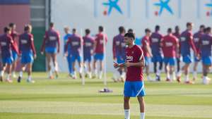 epa09526609 FC Barcelona's Spanish midfielder Pedri (C) during the team's training session held at Joan Gamper Sport City in Sant Joan Despi, Barcelona, Spain, 16 October 2021.  EPA/Alejandro Garcia