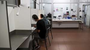 Toxicodependentes na sala de consumo vigiado instalada na zona do Vale de Alcântara, nas imediações do antigo Casal Ventoso, em Lisboa, 15 de novembro de 2021. A primeira sala de consumo vigiado de drogas do país registou, em seis meses, 862 utentes, o triplo do estimado, e já conseguiu "imprimir alguma mudança" na vida de quem a frequenta e do bairro de Lisboa onde funciona. (ACOMPANHA TEXTO DA LUSA DO DIA 20 DE NOVEMBRO DE 2021). ANTÓNIO COTRIM/LUSA