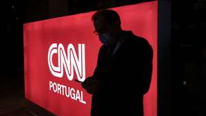 Um convidado da CNN Portugal consulta o seu telemóvel antes do lançamento do canal, no Mosteiro dos Jerónimos, em Lisboa, 22 de novembro de 2021. ANTÓNIO PEDRO SANTOS/LUSA