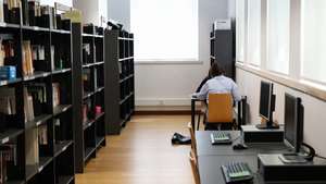 Alunos estudam na biblioteca da Escola Secundária Infanta Dona Maria, em Coimbra, 17 de maio de 2021. A diretora da escola aponta para o contexto familiar como uma característica muito relevante para a posição, no ranking, da Escola Secundária Infanta Dona Maria, em Coimbra, que foi a melhor escola pública do país no ranking em 2020 (34.ª no total) e onde para além das “boas condições físicas” e um “conjunto de professores que ajuda os seus alunos a alcançarem” , também o contexto familiar tem papel importante nos resultados da escola. (ACOMPANHA TEXTO DA LUSA DO DIA 21 DE MAIO DE 2021). PAULO NOVAIS/LUSA