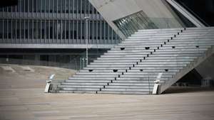 O contraste de movimento junto à Casa da Música, na cidade do Porto, antes e depois do recolher obrigatório do estado de emergência, no âmbito das medidas de contenção da covid-19, 28 de novembro de 2020. Com 213 concelhos em risco em Portugal, o Conselho de Ministros decretou, durante este e o próximo fim de semana, a proibição de circulação interconcelhia, bem como o confinamento obrigatório para toda a população destes concelhos a partir das 13h. JOSÉ COELHO/LUSA