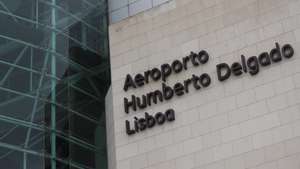 Fachada com logotipo do Aeroporto Humberto Delgado em Lisboa, 08 de novembro de 2021. TIAGO PETINGA/LUSA