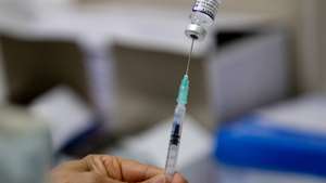Uma enfermeira prepara doses de vacinas da Pfizer contra a Covid-19