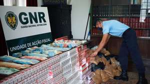 A GNR anunciou hoje o desmantelamento de uma rede ibérica organizada que se dedicava à produção e comercialização ilícita de cigarros e de outros produtos de tabaco em Portugal e em Espanha, após dois anos de investigação, Porto, 21 de julho 2021. ESTELA SILVA/LUSA
