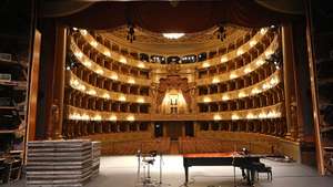 Vista do interior do Teatro Nacional de São Carlos, que recebeu hoje a vista do primeiro-ministro, António Costa (ausente da imagem), para ver as obras de requalificação, restauro e conservação do teatro, em Lisboa, 09 de abril de 2021. Com a inauguração agendada para o dia 19 de abril, a fachada do edifício voltará à sua cor original, passando de amarelo para azul. ANTÓNIO PEDRO SANTOS/LUSA