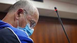 O ex-banqueiro João Rendeiro no Tribunal de Verutam, onde foi presente a um a juiz, Durban, África do Sul, 17 de dezembro de 2021. O juiz sul-africano Rajesh Parshotam decidiu esta sexta-feira que João Rendeiro fica detido provisoriamente até 10 de Janeiro e até que Portugal formalize o pedido de extradição, João Rendeiro foi preso no sábado, num hotel em Durban, na província sul-africana do KwaZulu-Natal, numa operação que resultou da cooperação entre as polícias portuguesa, angolana e sul-africana. LUÍS MIGUEL FONSECA/LUSA