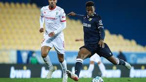 O jogador do Estoril Praia, Rosier (E), disputa a bola com o jogador do Famalicão, Banza (D), durante o jogo da 15ª jornada da Primeira Liga de Futebol, disputado no estádio António Coimbra da Mota, em Cascais, 17 de dezembro 2021.  RODRIGO ANTUNES/LUSA