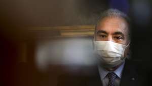 O ministro da Saúde brasileiro, Marcelo Queiroga, fala em entrevista à Agência Lusa no Hospital Santa Maria em Lisboa, 26 de outubro de 20121. (ACOMPANHA TEXTO)  TIAGO PETINGA/LUSA
