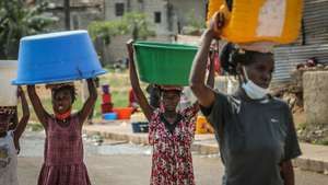 Crianças, jovens e adultos, em Luanda, "lutam", numa tubagem pública, por eles "danificada", à berma da estrada, para conseguir uma banheira ou balde de água que, há semanas, não jorra naquela circunscrição do município do Cazenga, 21 junho 2021. (ACOMPANHA TEXTO DO DIA 25 JUNHO 2021).  AMPE ROGERIO / LUSA