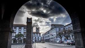 A Câmara Municipal de Ponta Delgada decidiu manter em vigor as alterações ao trânsito implementadas durante a quadra festiva no centro histórico