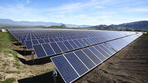 epa06097637 View of solar panels at the Quilapilun solar park in Colina, Chile, 19 July 2017. ATLAS Renewable Energy opened the solar photovoltaic plant, Quilapilun, the first large scale solar park in the metropolitan region of Santiago, with a capacity of 110 megawatts.  EPA/ELVIS GONZALEZ