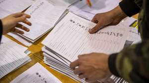 Delegados realizam a contagem de votos dos eleitores no estrangeiro das eleições legislativas, na FIL, em Lisboa, 09 de fevereiro de 2022. JOSÉ SENA GOULÃO/LUSA