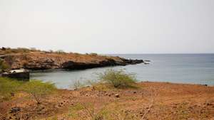 Baía da Calheta de São Martinho, utilizada num dos ataques do pirata Francis Drake à Cidade Velha, escondem hoje uma das potencialidades turísticas ainda por explorar em Cabo Verde: A abandonada hidrobase da histórica Aéropostale, na ilha de Santiago, Cabo Verde, 12 de maio de 2021. O empresário Pierre-George Latécoère reaproveitou os hidroaviões e os experientes pilotos da primeira guerra mundial para criar o primeiro e emblemático serviço aéreo postal - face às demoradas ligações marítimas -, inicialmente com rotas entre a Europa e África, até ao Senegal, e depois para a América do Sul, servindo o Brasil, Uruguai, Argentina e Chile. (ACOMPANHA TEXTO DA LUSA DO DIA 17 DE MAIO DE 2021). FERNANDO DE PINA/LUSA