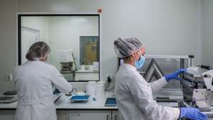 Técnicas de farmácia trabalham no Laboratório Nacional do Medicamento, em Lisboa, 31 de março de 2022. Enquanto laboratório do Estado, contribui para o desenvolvimento da investigação e produção de medicamentos. No plano militar e operacional, tem a missão específica de apoio às Forças Armadas. (ACOMPANHA TEXTO DO DIA 02 DE ABRIL 2022) MÁRIO CRUZ/LUSA