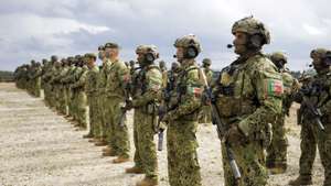 Militares participam na demonstração tática da Companhia do Exército que será projetada para a Roménia, no âmbito da NATO, no Campo Militar de Santa Margarida, em Constância, 22 de março de 2022. PAULO CUNHA/LUSA