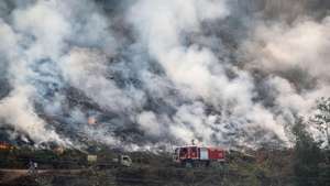 Bombeiros durante o combate ao incêndio florestal que lavra desde segunda-feira nos concelhos de Oliveira de Frades e Sever do Vouga, em Pisão, 08 de setembro de 2020. A Estrada Nacional (EN) 328 encontra-se hoje cortada entre as freguesias de Pessegueiro do Vouga e Talhadas, na saída para a Autoestrada 25 (A25), no concelho de Sever do Vouga, devido ao incêndio de Oliveira de Frades. PAULO NOVAIS/LUSA