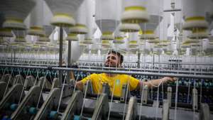 Um funcionário trabalha na empresa têxtil Riopele em Vila Nova de Famalicão, 29  de junho de 2021. JOSÉ COELHO/LUSA
