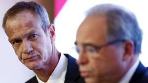 O presidente da Comissão Executiva do Millennium bcp, Miguel Maya (E), ladeado pelo presidente do Conselho de Administração do Banco, Nuno Amado (D), fala aos jornalistas durante a conferência de imprensa de apresentação dos resultados anuais em 2018, na sede do Millennium bcp, em Lisboa, 21 de fevereiro de 2019. ANTÓNIO PEDRO SANTOS/LUSA