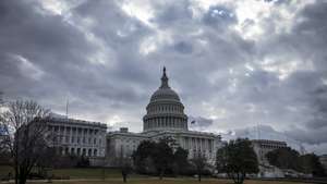 epa06468207 The US Capitol in Washington, DC, USA, 23 January 2018. After a government shutdown and a compromise approved on 22 January, Senate is back to work today with a full agenda and a 08 February deadline.  EPA/SHAWN THEW