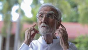 O padre  português jesuíta, João Felgueiras, a um mês de cumprir 101 anos, metade da vida em Timor-Leste, tem dificuldades em ouvir, mas fala com firmeza e clareza, mostrando-se feliz e orgulhoso pelo legado que construiu, durante a entrevista à agência Lusa, em Dili, Timor-Leste, 14 de maio de 2022. (ACOMPANHA TEXTO DO DIA 15 MAIO 2022) ANTONIO COTRIM/LUSA