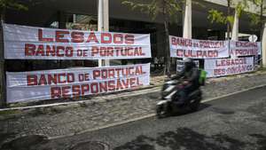 Protesto dos lesados do BES/NB no início da fase instrutória do processo BES/GES, no Campus da Justiça, em Lisboa, 26 de abril de 2022. MANUEL DE ALMEIDA/LUSA