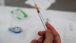 Um toxicodependente prepara a sua dose de droga na sala de consumo vigiado instalada na zona do Vale de Alcântara, nas imediações do antigo Casal Ventoso, em Lisboa, 15 de novembro de 2021. A primeira sala de consumo vigiado de drogas do país registou, em seis meses, 862 utentes, o triplo do estimado, e já conseguiu "imprimir alguma mudança" na vida de quem a frequenta e do bairro de Lisboa onde funciona. (ACOMPANHA TEXTO DA LUSA DO DIA 20 DE NOVEMBRO DE 2021). ANTÓNIO COTRIM/LUSA