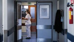 Uma técnica de saúde numa ala do Hospital de Santa Maria, em Lisboa, 03 de maio de 2022. (ACOMPANHA TEXTO DA LUSA DO DIA 06 DE MAIO DE 2022). TIAGO PETINGA/LUSA