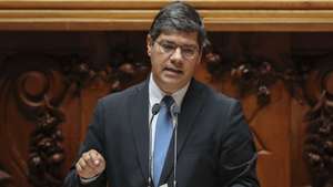 O líder da bancada parlamentar do Partido Socialista (PS), Eurico Brilhante Dias, intervém durante a sessão plenária de encerramento da discussão na especialidade da Proposta que aprova o Orçamento do Estado para 2022, na Assembleia da República, em Lisboa, 27 de maio de 2022. O processo do Orçamento do Estado para 2022 (OE2022) termina hoje com a aprovação garantida em votação final global graças à maioria absoluta do PS, após quatro dias de votações e debate na especialidade. MANUEL DE ALMEIDA/LUSA