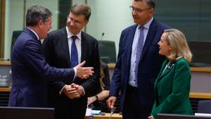 epa10065128 (L-R) President of the Eurogroup and Irish Finance Minister Paschal Donohoe, European Commission Executive Vice President Valdis Dombrovskis,  Latvian Finance Minister Janis Reirs and  Spanish Economy Minister Nadia Calvino  a the start of an Eurogroup meeting at the European Council in Brussels, Belgium, 11 July 2022.  EPA/STEPHANIE LECOCQ