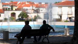 Populares descansam à sombra no jardim municipal de Borba, no primeiro dia de uma nova vaga de calor com temperaturas próximas dos 40 graus. Borba, 07 de julho de 2022. Segundo o Instituto Português do Mar e da atmosfera (IPMA), nos próximos dias, Portugal continental irá enfrentar uma situação de tempo quente persistente, que deverá dar origem a uma onda de calor em muitas áreas do território. NUNO VEIGA/LUSA