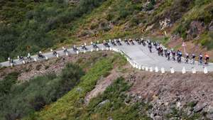 O pelotão desce a Serra do Alvão, a alta velocidade durante a 9ª etapa da 82ª Volta a Portugal em Bicicleta, disputada hoje entre Boticas - Mondim de Basto, com a distância de 145,5 Km. Mondim de Basto, 14 de agosto de 2021. NUNO VEIGA/LUSA