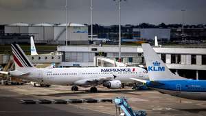 epa09971443 A view shows an Air France plane at Amsterdam Schiphol Airport, Netherlands, 24 May 2022. Aviation group Air France-KLM aims to raise almost 2.3 billion euro through shares sale to pay back the state aid received during the coronavirus crisis faster and to strengthen its balance sheet.  EPA/RAMON VAN FLYMEN