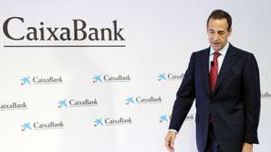 epa10096932 CaixaBank's CEO Gonzalo Gortazar before delivering a press conference to present the results of the first half of 2022, in Valencia, Spain, 29 July 2022. Caixabank earned 1,573 million euros.  EPA/ANA ESCOBAR