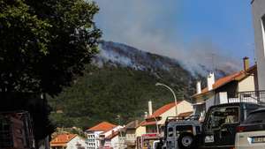Incêndio na aldeia de Sameiro, Vale da Amoreira, Manteigas, Guarda, 10 de agosto de 2022. Este incêndio deflagrou no sábado na localidade de Garrocho, no concelho da Covilhã (Castelo Branco), continua ativo e está a ser combativo por 1128 operacionais, apoiados por 354 viaturas e 04 meios aéreos. MIGUEL PEREIRA DA SILVA/LUSA