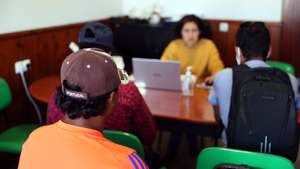 Migrantes pedem informações num serviço itinerante do Centro Local de Apoio à Integração de Migrantes (CLAIM) de Odemira (Beja), que foi criado há oito anos e é hoje a “primeira linha” de apoio para quem chega do estrangeiro para trabalhar, sobretudo na agricultura, neste concelho. Odemira, 29 de abril de 2022. (ACOMPANHA TEXTO DA LUSA DO DIA 08 DE MAIO DE 2022). NUNO VEIGA/LUSA