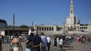 Peregrinos participam na terceira grande peregrinação do ano ao Santuário de Fátima, a Peregrinação do Migrante e do Refugiado, Fátima, 12 de agosto de 2022. Esta peregrinação, que tradicionalmente leva à Cova da Iria muitos emigrantes portugueses, além de comunidades de imigrantes, assinala os 50 anos da Semana Nacional de Migrações e os 60 anos da Obra Católica Portuguesa de Migrações (OCPM). PAULO CUNHA/LUSA