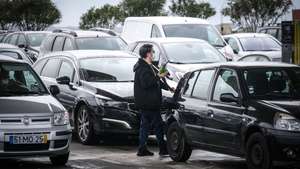 Uma pessoa abastece o seu automóvel num posto em Alfragide, 5 de março de 2022. Os preços do gasóleo e da gasolina vão disparar na próxima semana, com subidas superiores a 14 e oito cêntimos por litro, respetivamente, acompanhando a subida das cotações dos produtos petrolíferos nos mercados internacioanis. Assim, na próxima semana, o preço médio do gasóleo deverá ultrapassar o da gasolina. MÁRIO CRUZ/LUSA