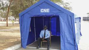Polícia na tenda da CNE (Comissão Nacional Eleitoral) junto de assembleias de voto onde serão instaladas as urnas de voto para as eleições gerais de Angola 2022, Luanda, Angola, 23 de agosto de 2022. As eleições gerais angolanas, quinto escrutínio da história política do país, estão marcadas para 24 de agosto e contam com candidaturas de oito formações políticas, que estão em campanha eleitoral desde 24 de julho. PAULO NOVAIS/LUSA