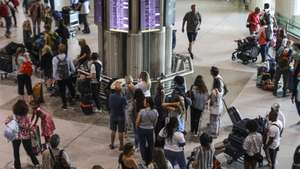 Passageiros no terminal 1 do aeroporto de Lisboa, durante a greve da Portway, desde as 00:00 de hoje e até às 23:59 do dia 28, nos aeroportos de Lisboa, Porto, Faro e Funchal, organizada pelo Sindicato Nacional Dos Trabalhadores Da Aviação Civil (SINTAC), contra a política de recursos humanos assumida ao longo dos últimos anos pela Portway, empresa detida pelo Grupo VINCI, de "confronto e desvalorização dos trabalhadores por via de consecutivos incumprimentos do Acordo de Empresa, confrontação disciplinar, ausência de atualizações salariais, deturpação das avaliações de desempenho que evitam as progressões salariais e má-fé nas negociações", junto ao aeroporto de Lisboa, 26 de agosto de 2022. MIGUEL A. LOPES/LUSA