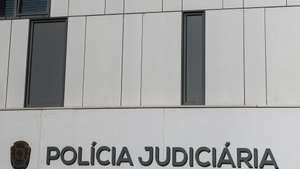 Logotipo com escudo no edificio sede da Policia Judiciária em Lisboa, 17 de agosto de 2022. TIAGO PETINGA/LUSA