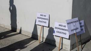 Cartazes encostados a uma parede durante a greve parcial de duas horas por turno dos trabalhadores do Grupo Efacec, em protesto contra o despedimento coletivo em curso, que vai começar a ser discutido na quinta-feira sob a mediação do Ministério do Trabalho, na Maia, 23 de maio de 2018. JOSÉ COELHO/LUSA