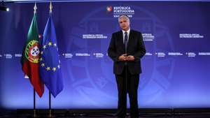 O presidente do Comité das Regiões Europeu, Vasco Cordeiro, fala  aos jornalistas após um encontro com o primeiro-ministro António Costa (ausente na foto), que decorreu no Palácio de S. Bento, em Lisboa, 09 de agosto de 2022. ANTÓNIO COTRIM/LUSA