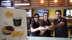 Funcionários de pastelaria portuguesa em frente do castelo de Cardiff mostram os vários pastéis que produzem, com centenas de pastéis de nata vendidos às muitas pessoas que foram saudar o novo Rei inglês na sua primeira visita ao País de Gales, Grã-Bretanha, 16 de setembro de 2022. O normal, num dia útil, é venderem-se cerca de 300 pastéis de nata nesta pastelaria, enquanto ao fim de semana as vendas sobem para entre 400 a 500 por dia. NUNO VEIGA/LUSA