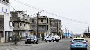 Quotidiano no bairro da Boa Esperança, em Sal Rei, ilha da Boa Vista, Cabo Verde, 30 de janeiro de 2022. Segundo dados das autoridades locais e nacionais, o bairro alberga cerca de 10 mil pessoas, que chegaram nos últimos 20 anos de todas as ilhas e da costa ocidental africana, para trabalhar nos hotéis, na construção civil ou no comércio. (ACOMPANHA TEXTO DA LUSA DO DIA 04 DE ABRIL DE 2022). ELTON MONTEIRO/LUSA