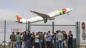 Trabalhadores da Portway em greve desde as 00:00 de hoje e até às 23:59 do dia 28, nos aeroportos de Lisboa, Porto, Faro e Funchal, organizada pelo Sindicato Nacional Dos Trabalhadores Da Aviação Civil (SINTAC), contra a política de recursos humanos assumida ao longo dos últimos anos pela Portway, empresa detida pelo Grupo VINCI, de "confronto e desvalorização dos trabalhadores por via de consecutivos incumprimentos do Acordo de Empresa, confrontação disciplinar, ausência de atualizações salariais, deturpação das avaliações de desempenho que evitam as progressões salariais e má-fé nas negociações", junto ao aeroporto de Lisboa, 26 de agosto de 2022. MIGUEL A. LOPES/LUSA
