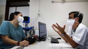 O médico, Miguel Toscano Rico, é o responsável pela consulta de recuperação de doentes de covid-19, no Hospital de Santa Marta, em Lisboa, 29 de setembro de 2021. (ACOMPANHA TEXTO DE 10 DE OUTUBRO DE 2021). ANTÓNIO COTRIM/LUSA