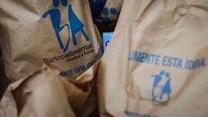 Voluntários trabalham na recolha de alimentos nas instalações do Banco Alimentar Contra a Fome, em Lisboa, 27 de novembro de 2021. Nos próximos dias 27 e 28 de novembro, a campanha de recolha de alimentos promovida pelos Bancos Alimentares Contra a Fome volta a ter equipas de voluntários nos supermercados de todo o país, a convidar os portugueses, de forma mais pessoal, à partilha de alimentos com as famílias com necessidades para que possam ter, não só um Natal mais feliz, mas alimento à mesa todos os dias.  RODRIGO ANTUNES/LUSA