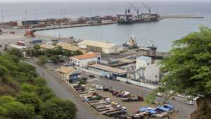 Barco de carga no porto da Cidade da Praia na Ilha de Santiago, Cabo Verde, 22 de novembro de 2022. ELTON MONTEIRO/LUSA